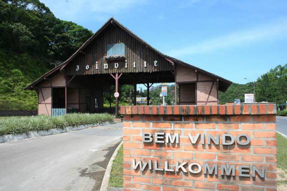 Influência alemã no pórtico de entrada da cidade de Joinville, no norte de Santa Catarina (foto da Internet)